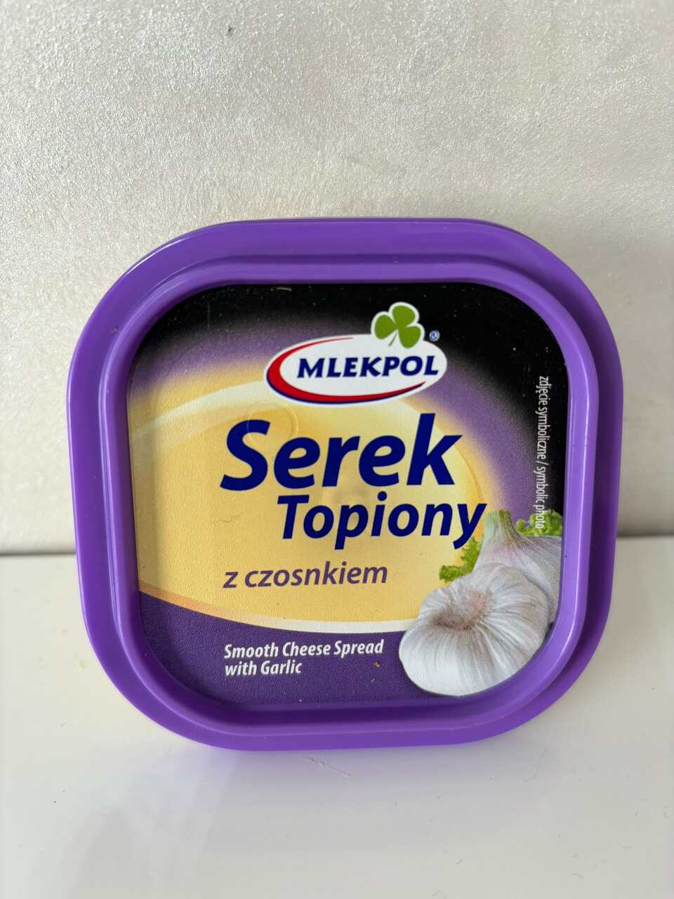 Geschmolzener Käse mit Knoblauch